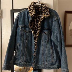 Levi’s faux fur denim trucker jacket in very good condition